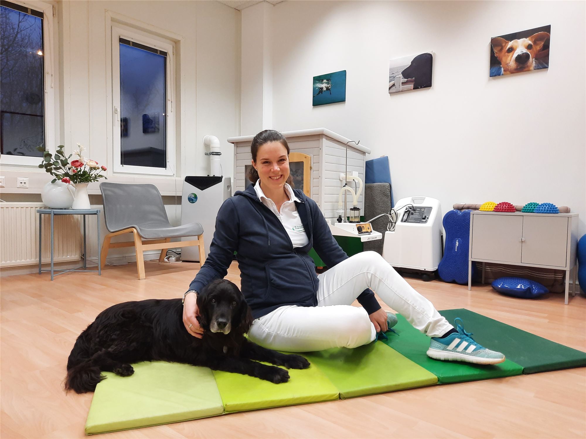 Dr. Elisabeth Binder mit Hund in ihrer Ordination